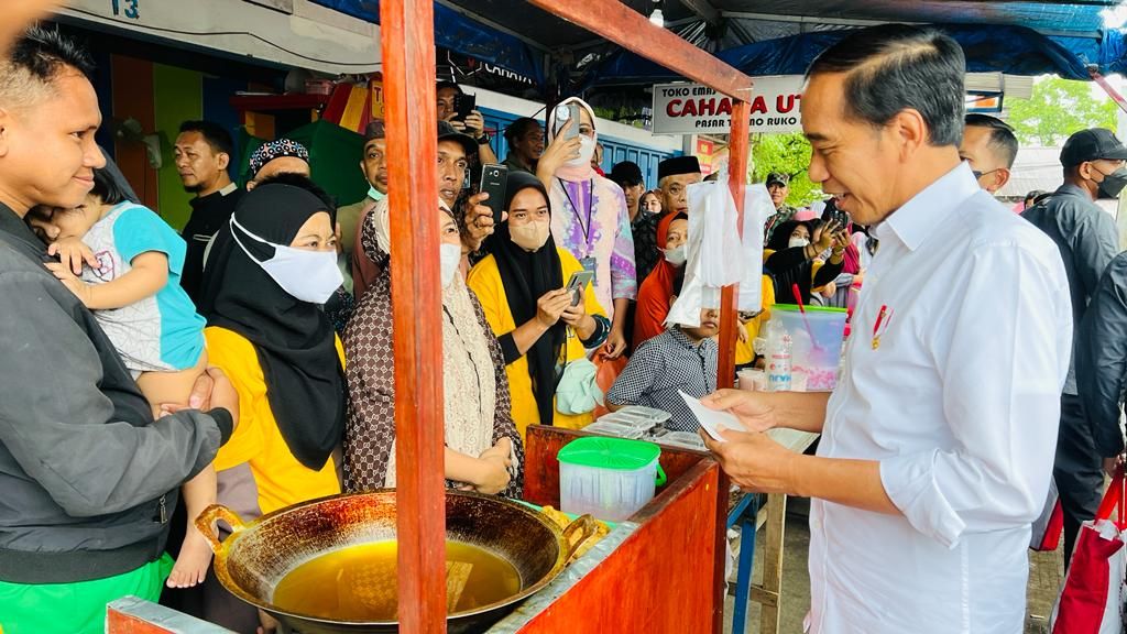 mengawali kegiatan kunjungan kerja di Kabupaten Maros, Provinsi Sulawesi Selatan, Presiden Joko Widodo didampingi Ibu Iriana Joko Widodo mengunjungi Pasar Tramo pada Rabu, 29 Maret 2023.