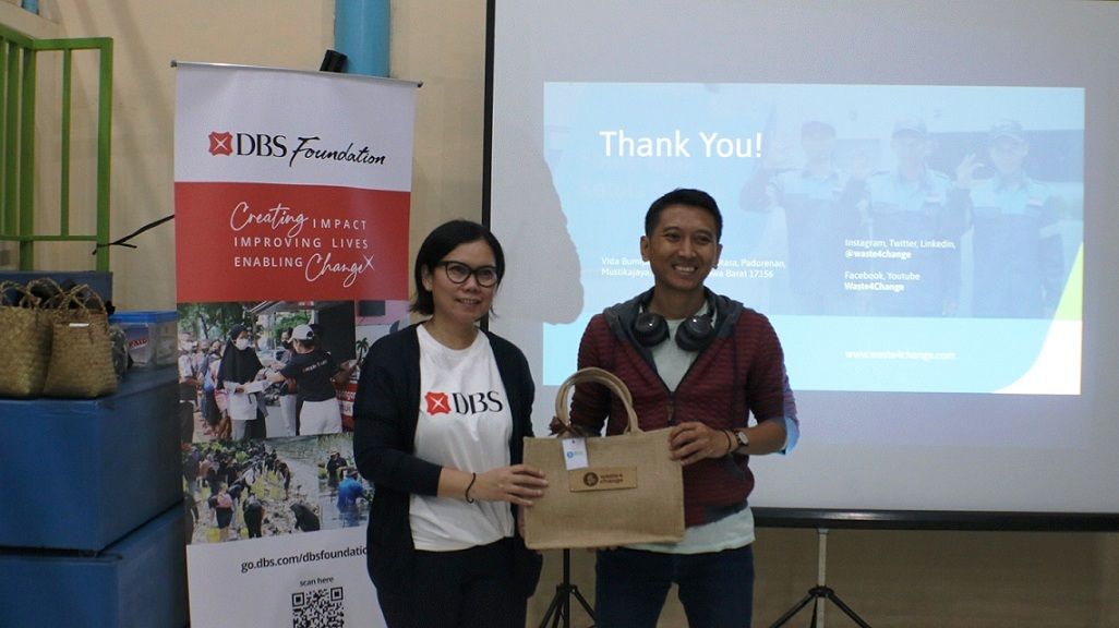 Head of Group Strategic Marketing & Communications PT Bank DBS Indonesia Mona Monika dan Founder & CEO Waste4Change Bijaksana Junerosano memaparkan pengolahan sampah seluruh kantor pusat dan cabang operasional Bank DBS Indonesia oleh Waste4Change dengan sistem ‘Zero Waste to Landfill’. 