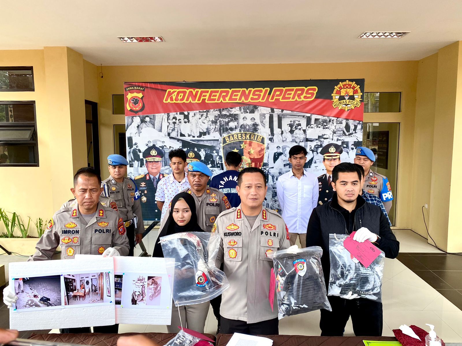 Kombes Pol Kusworo Wibowo bersama jajaran menunjukkan barang bukti saat konferensi pers kasus pembacokan dengan korbannya mantan Ketua Komisi Yudisial di Mapolresta Bandung, Rabu 29 Maret 2023 