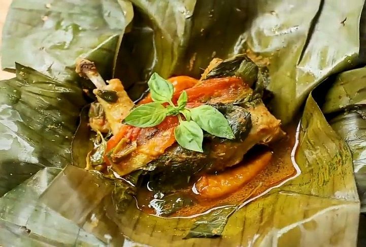 Ilustrasi resep Pepes Ayam Kemangi untuk menu sahur.