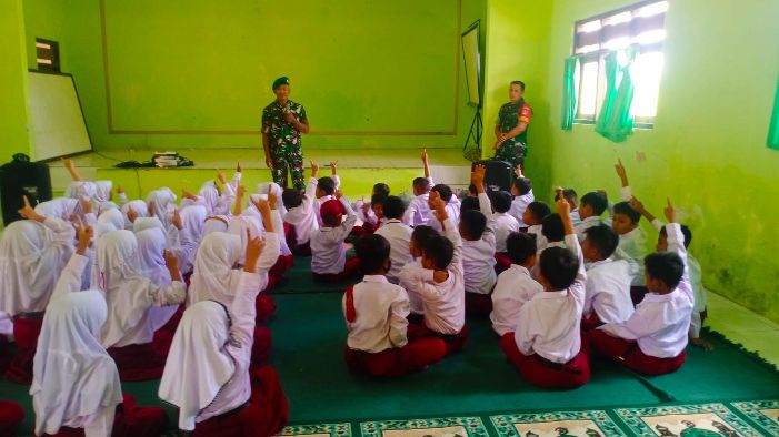 Babinsa Koramil Selomerto lakukan penyuluhan pencegahan kenakalan anak sekolah di SDN Semayu