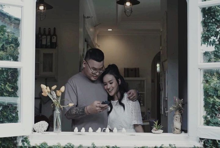 Potongan video klip lirik lagu Salah Mencinta dari Chandra Tama.