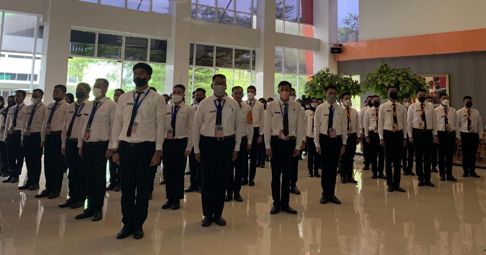 Suasana mahasiswa dari sekolah kedinasan saat berbaris.
