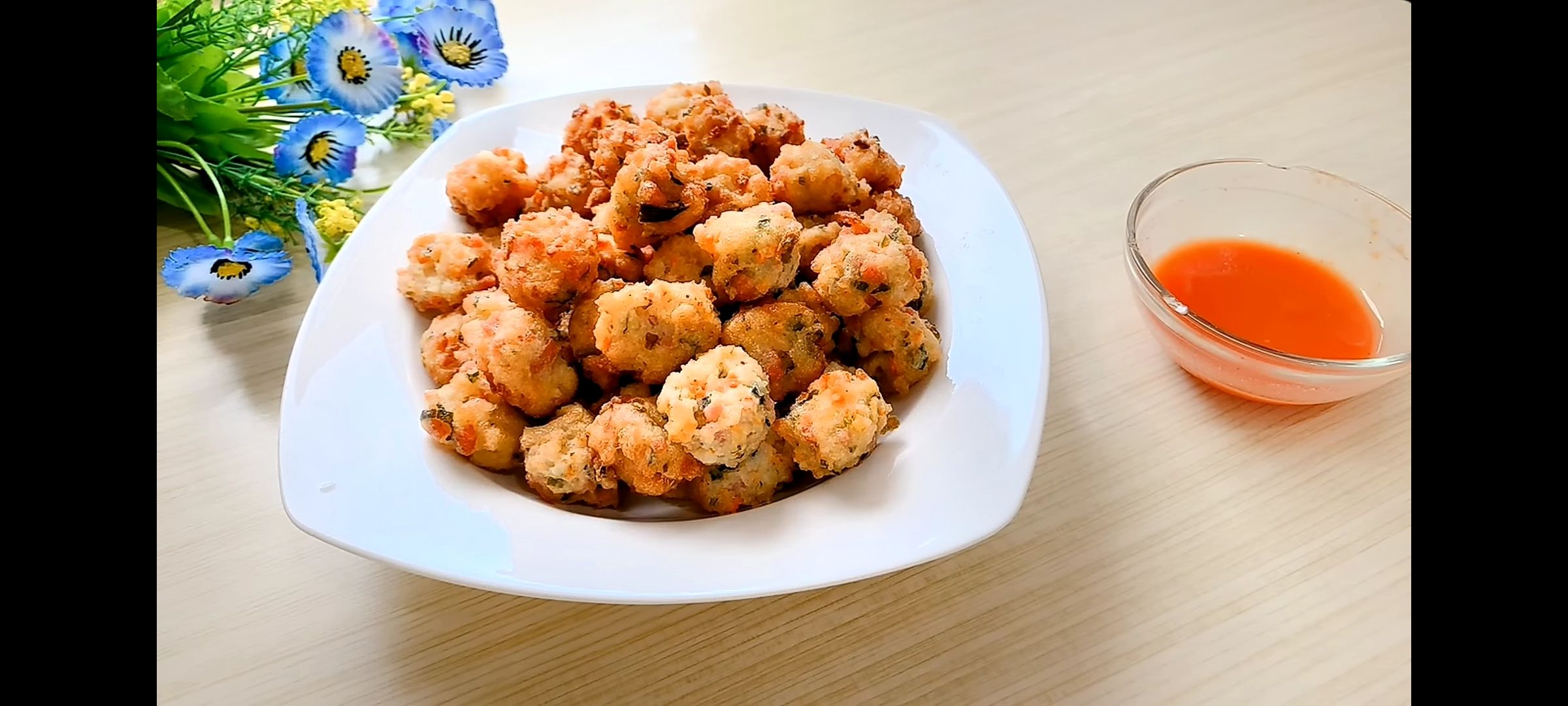 Berikut ini merupakan resep dan cara membuat bola tahu, camilan yang cocok jadi takjil saat berbuka puasa.