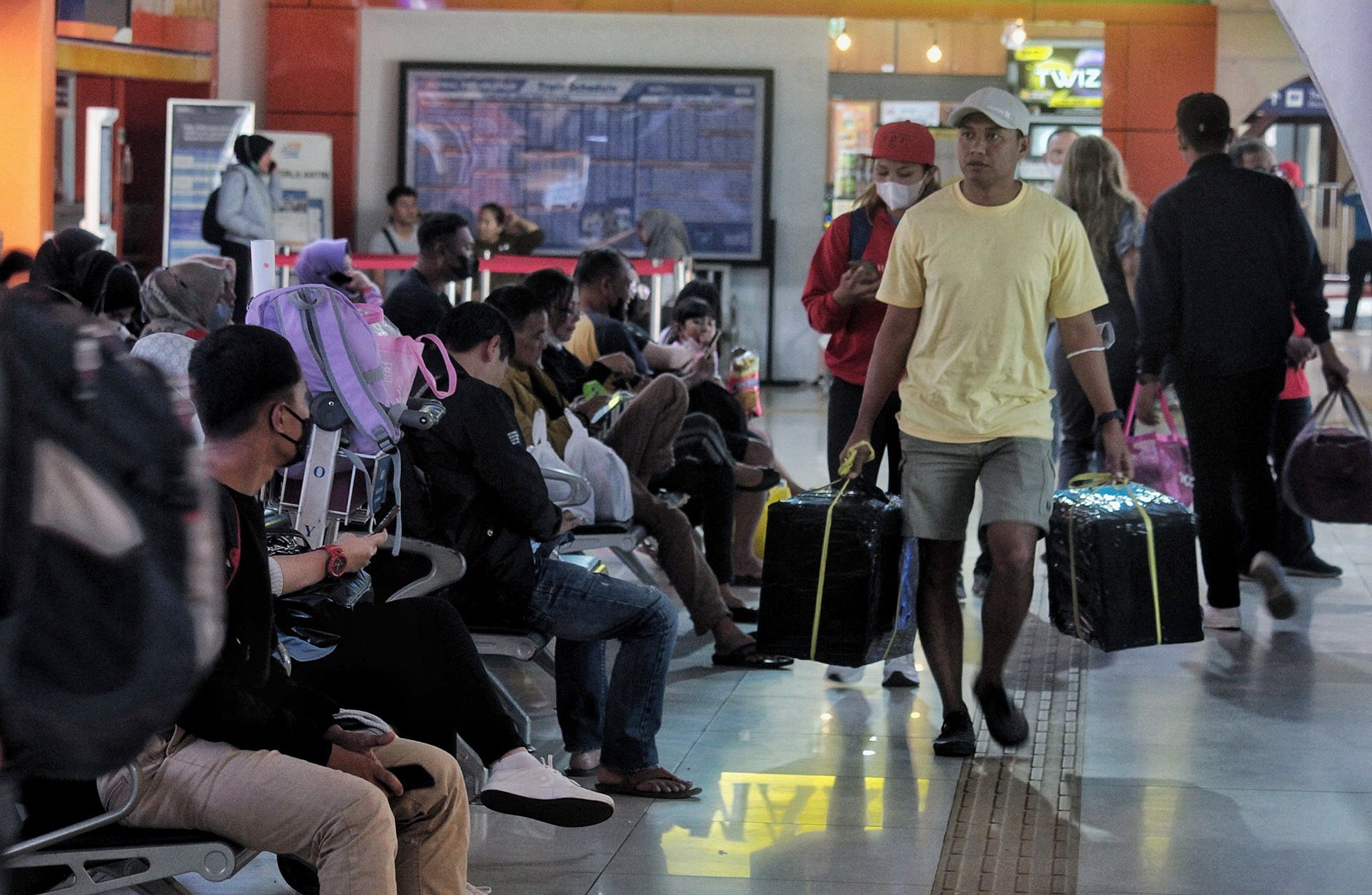 SEJUMLAH calon penumpang menunggu keberangkatan kereta di Stasiun Bandung, Jalan Kebon Kawung, Kota Bandung, Rabu (29/3/2023). Berdasarkan hasil survei tiap tahun jelang Idul Fitri yang dilakukan oleh Kementerian Perhubungan jumlah pemudik mengalami kenaikan dari tahun kemarin tercatat sebanyak 123 juta orang pada tahun ini.*