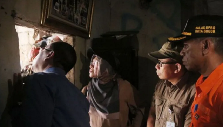 Rumah nyaris ambruk di Kampung Katulampa Kota Bogor.