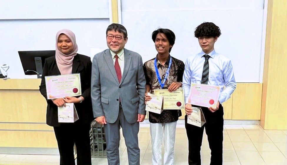 Simatupang Juan Regan, mahasiswa jurusan Ilmu Komunikasi FISIP UAJY angkatan 2020, berhasil meraih best presentation pada kegiatan Asian Cooperative Program (ACP) di Universiti Utara Malaysia pada 12 - 22 Maret 2023. Foto: Humas UAJY