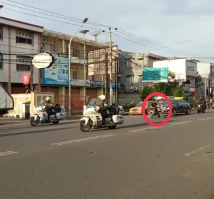 Hanya di Makassar, Seorang Pengendara Motor Berani Nyebrang Pas Didepan Mobil  Presiden Jokowi