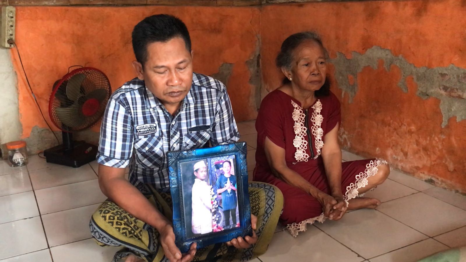 WARBI asal Desa Sumber Kulon. Majalengka memperlihatkan  foto anaknya yang diduga meninggal tidak wajar