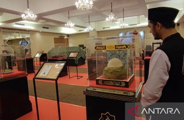 Salah satu petugas penjaga artefak Rasulullah tengah melihat sorban yang biasa dikenakan oleh Nabi Muhammad SAW saat Pameran Artefak Rasulullah di Masjid At-Tin, TMII, Jakarta Timur, Rabu (29/3/2023).