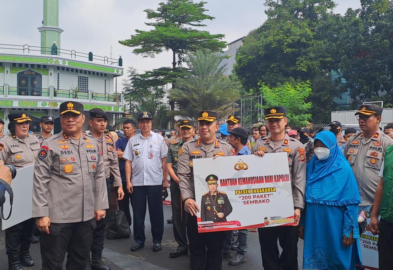 Kapolsek Jagakarsa Kompol Multazam Salurkan 200 Paket Bansos Dari Kapolri Untuk Masyarakat Tidak Mampu