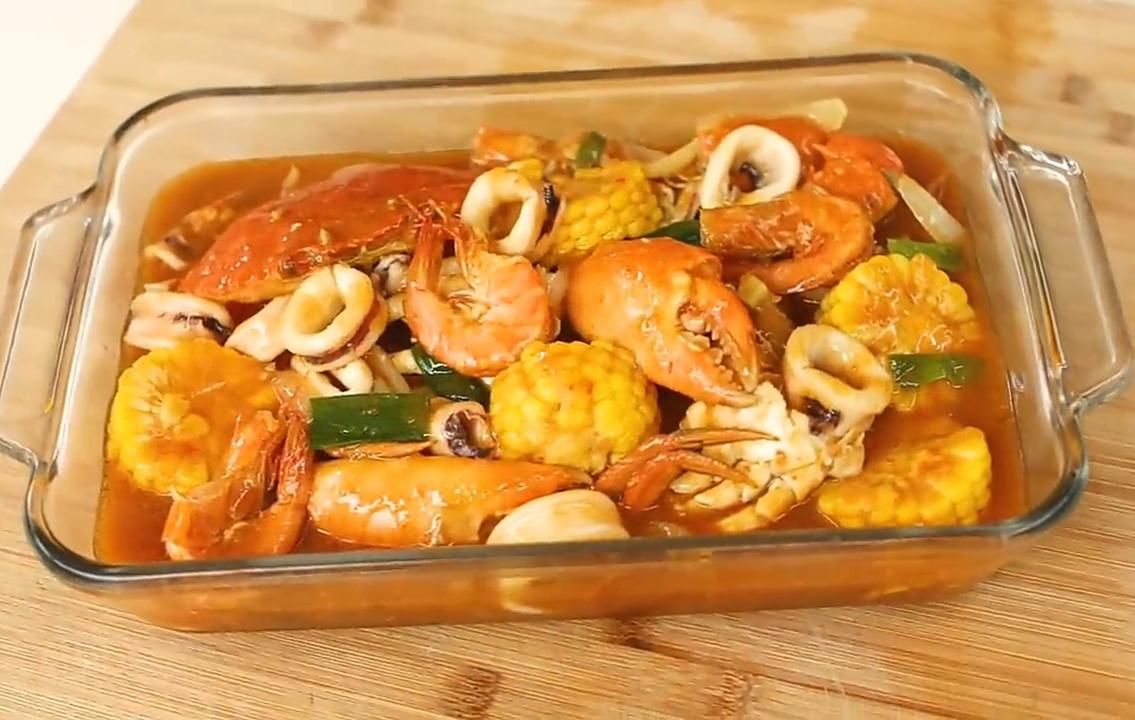 Resep Seafood Saus Padang Ala Chef Devina Hermawan, Rekomendasi Menu Sahur yang gurih dan nikmat/Tangkapan Layar/YouTube Devina Hermawan