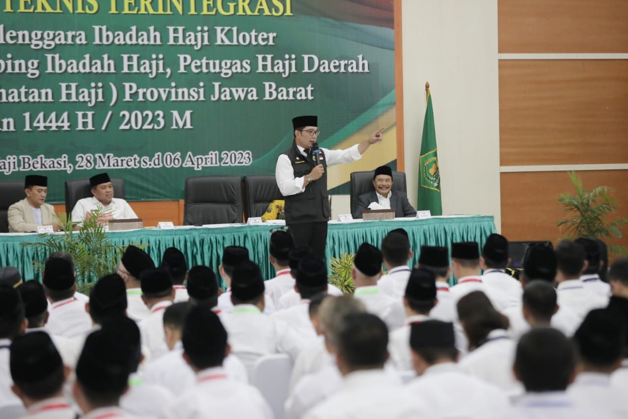 Gubernur Jawa Barat Ridwan Kamil memberikan pengarahan kepada Petugas Haji Jawa Barat 2023 di Asrama Haji, Kota Bekasi, Rabu (29/3/2023).