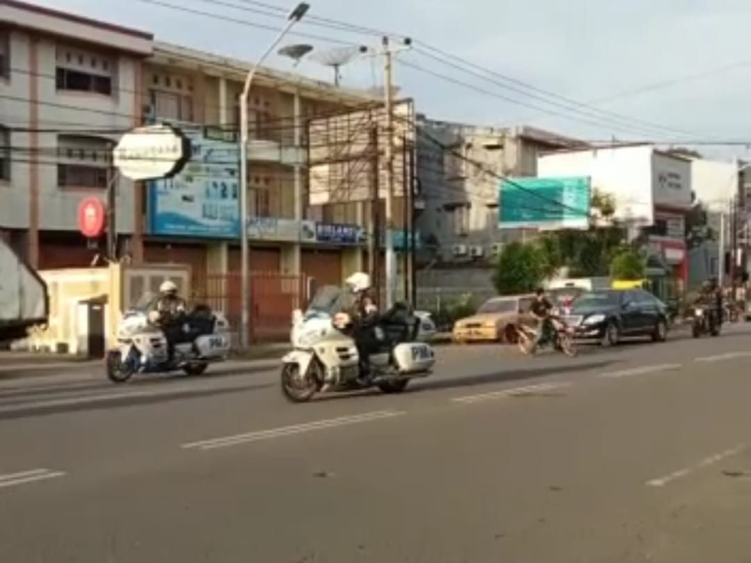 Viral pengendara motor lawan arah dan potong jalur di depan mobil dinas Jokowi
