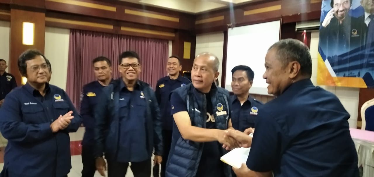 Ketua DPW Nasdem Jabar Saan Mustofa (kiri) menyerahkan SK untuk Ade Hermawan.*/kabar-priangan/istimewa 