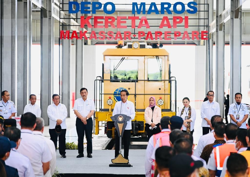 Presiden Joko Widodo didampingi Ibu Iriana Joko Widodo meresmikan pengoperasian jalur kereta api lintas Makassar-Parepare antar Maros-Barru dan Depo Kereta Api Maros yang diselenggarakan di Depo Kereta Api Maros, Kabupaten Maros, pada Rabu, 29 Maret 2023
