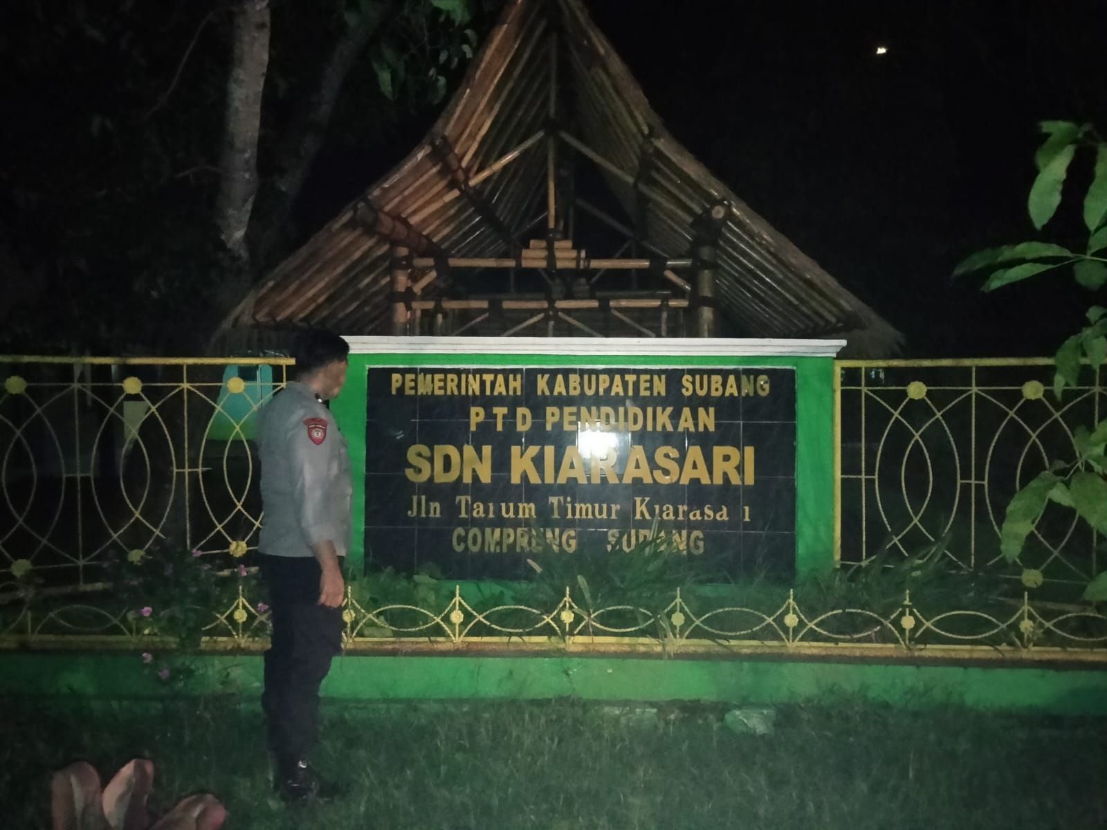 Patroli malam anggota Polsek Compreng Polres Subang Polda Jabar saat pantau situasi keamanan lingkungan salah satu sekolah.
