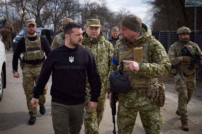 Presiden Ukraina Volodymyr Zelenskiy mengunjungi posisi Penjaga Perbatasan Ukraina di dekat perbatasan dengan Rusia, di tengah serangan Rusia ke Ukraina, di wilayah Sumy, Ukraina 28 Maret 2023.