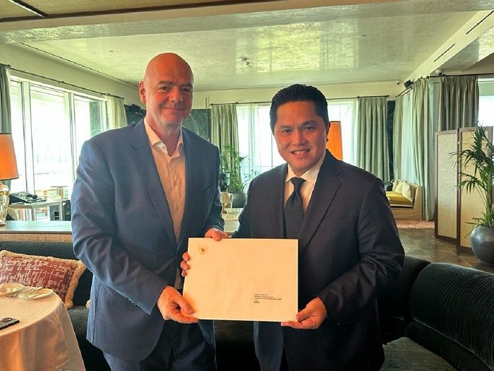 Ketua Umum PSSI Erick Thohir menyerahkan surat dari Presiden Joko Widodo kepada Presiden FIFA Gianni Infantino.