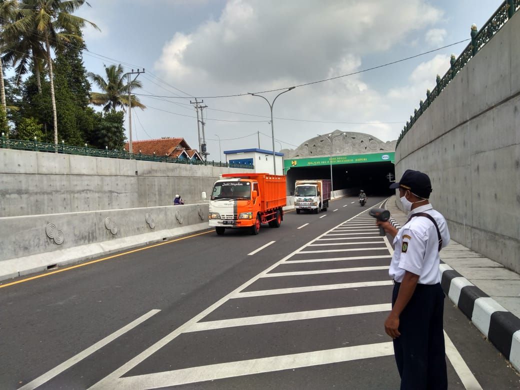 Petugas Dishub Kabupaten Kulonprogo menyurvei kecepatan kendaraan yang melintas di Underpass Bandara Yogyakarta International Airport (YIA) Kulonprogo