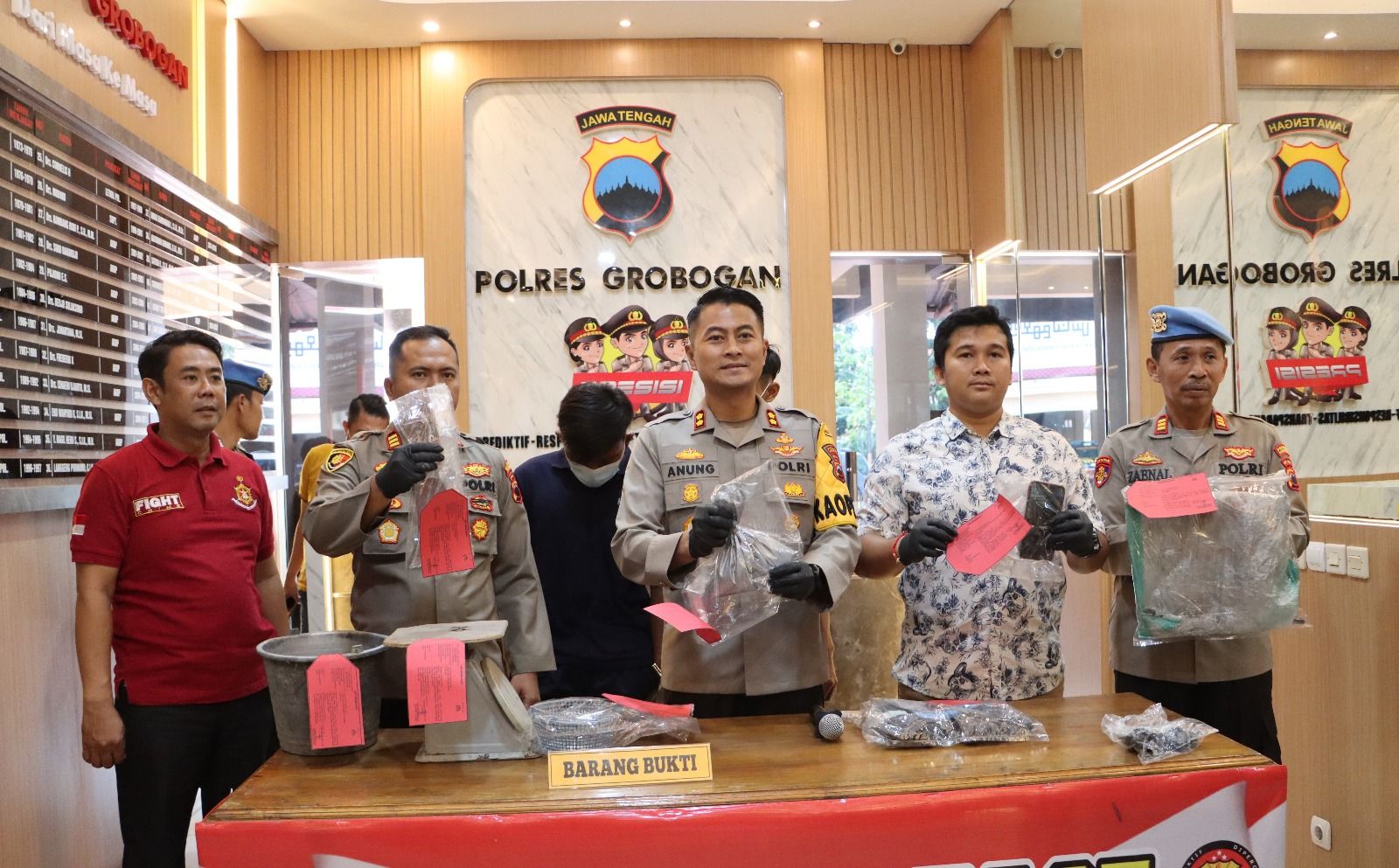 Kapolres Grobogan AKBP Dedy Anung Kurniawan saat menunjukkan barang bukti dari tangan kedua pelaku.