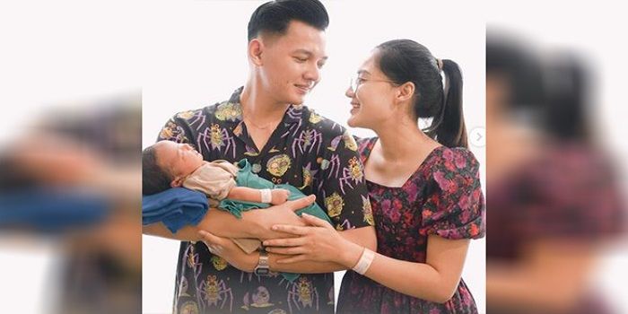 Nella Kharisma lahirkan bayi di tanggal cantik, Dory Harsa rilis lagu untuk sang buah hati. Pasangan penyanyi ini baru saja dikaruniai anak kedua pada Kamis, 23 Maret 2023 di Rumah Sakit JIH Solo. (Foto: Instagram/@nellakharisma)