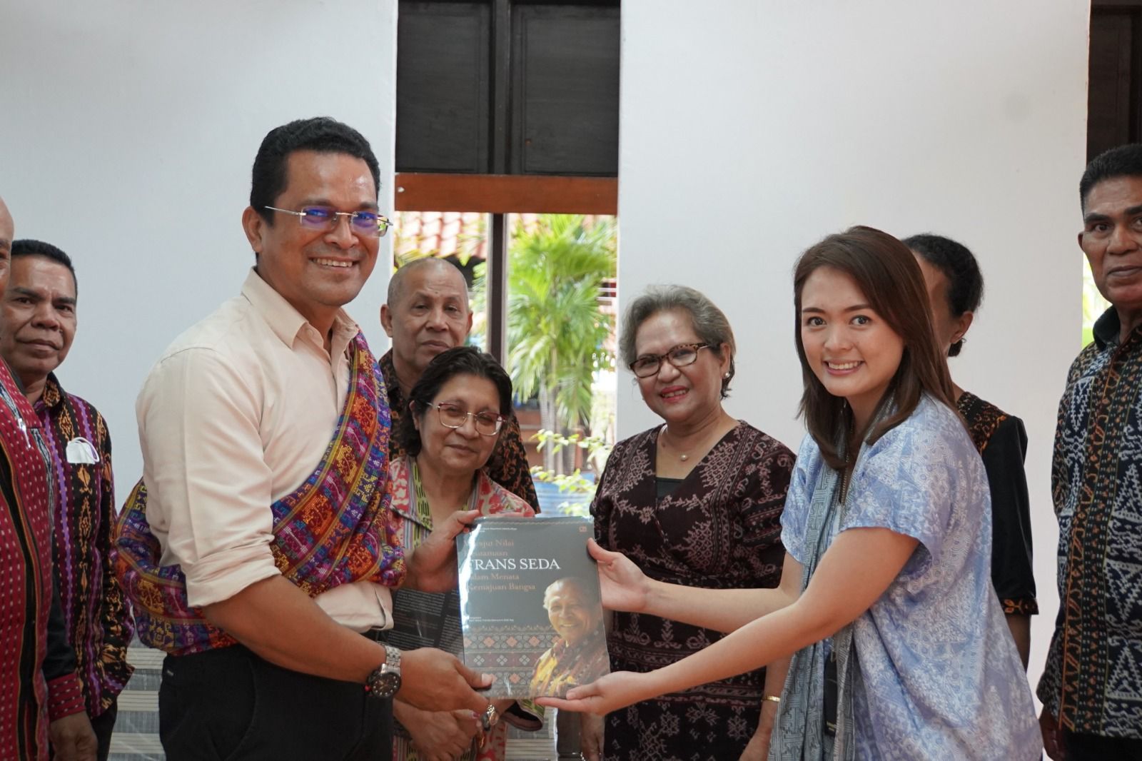 Keluarga Besar Maumere Jakarta Raya (KBM JAYA) menerima buku tentang Frans Seda dari Penerbit Gramedia Pustaka Utama.