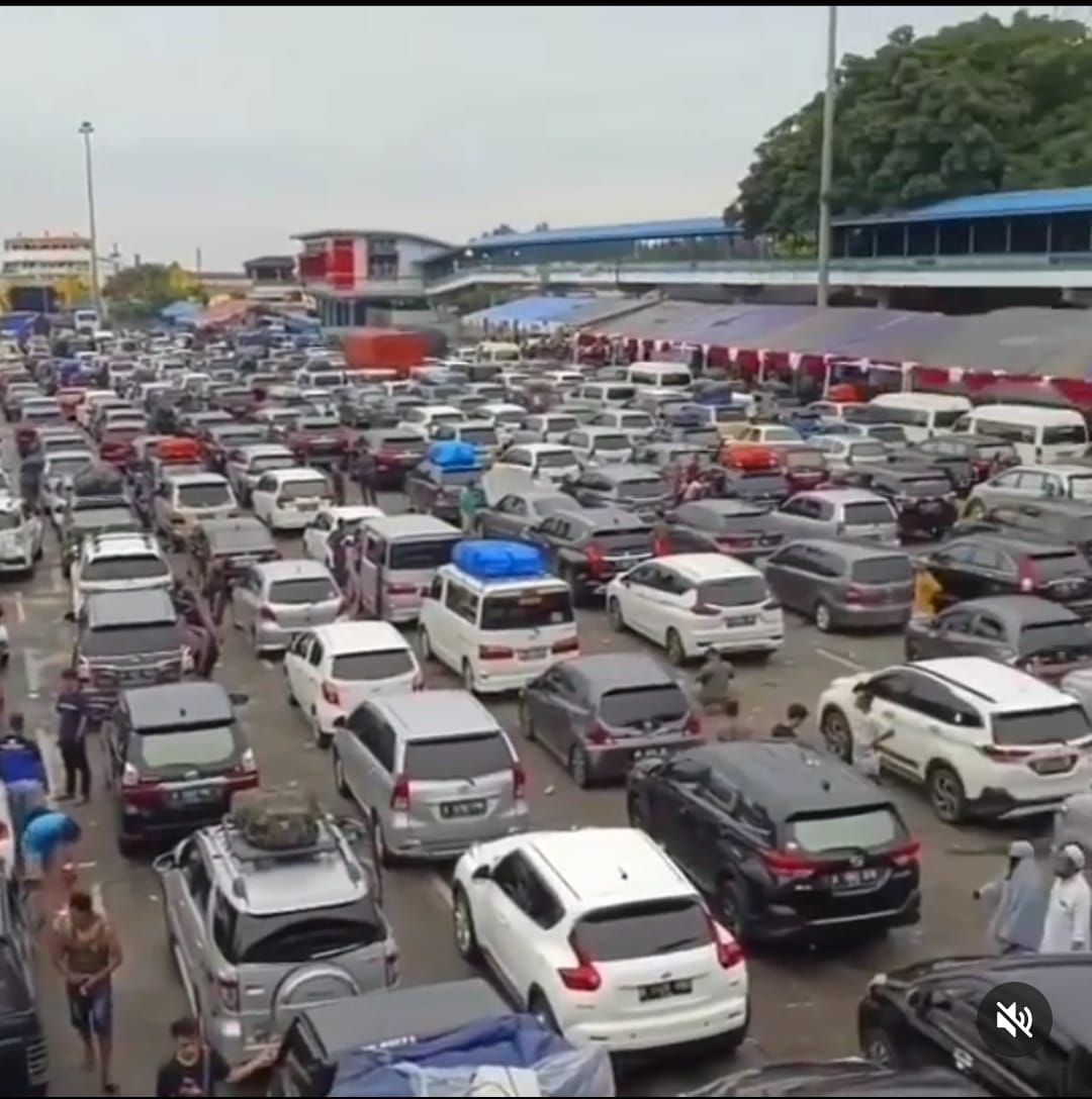 Suasana antrian panjang di Pelabuhan Merak/IG/@linggaukerja