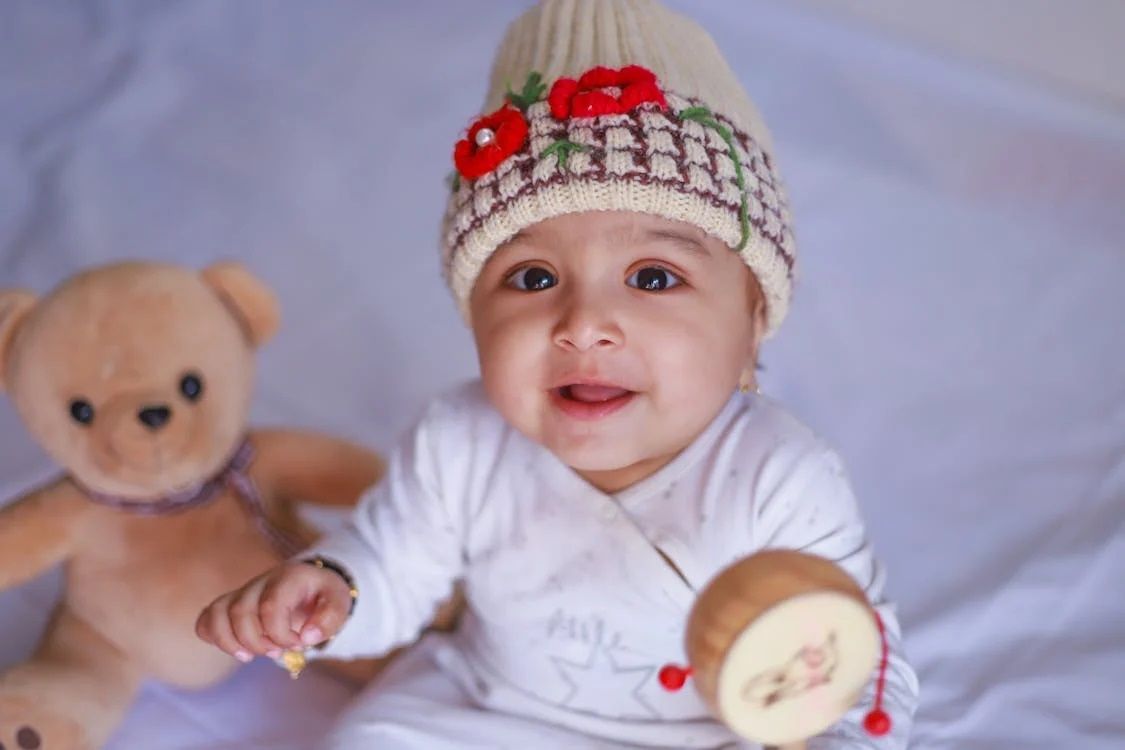 Ilustrasi nama bayi laki laki islami jawa sansekerta modern terbaru, yang bermakna setia, mulia, cerdas hingga pandai membaca al quran dengan pilihan dua kata dan tiga kata.