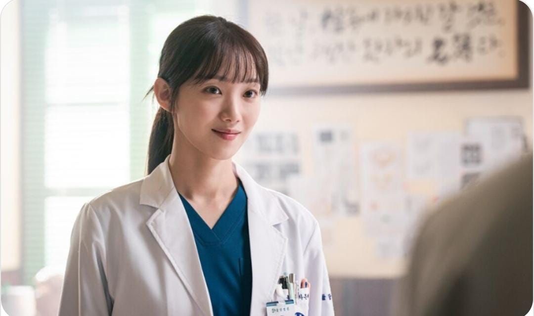 Enggak Ada Obat! Cantiknya Lee Sung Kyung Sebagai Dokter Cha Eun Jae Dalam Still Cut Doctor Romantic 3