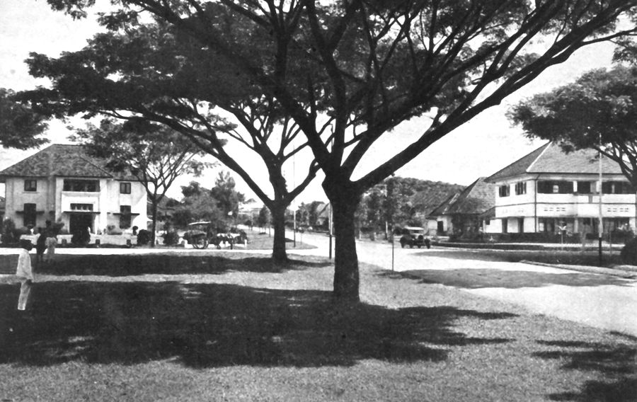 Suasana Riouwstraat Bandung menjelang tahun 1940, kemudian bernama Jalan Riau kini menjadi Jalan RE Martadinata Bandung.