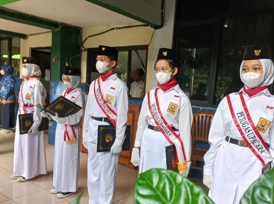 Kegiatan upacara di SMPN 1 Bekasi, salah satu SMP terbaik berdasarkan rerata UN 2020 di Bekasi.