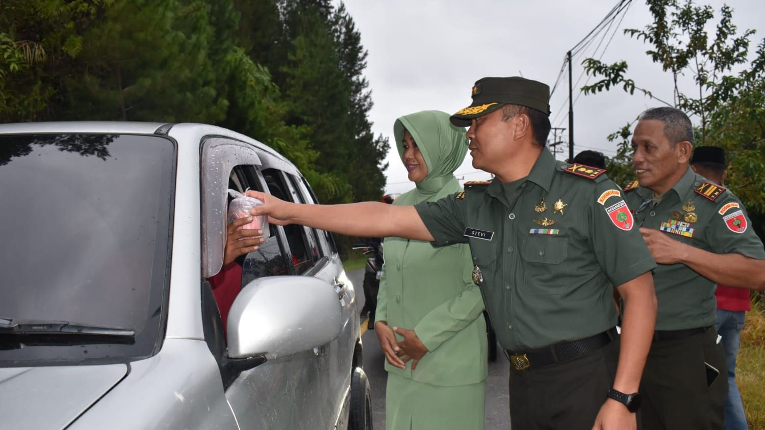 Komandan Kodim 1428 Mamasa didampingi Ketua Persit Candra Kirana Cabang LXVIII Kodim Mamasa, Ny. Ririn Vega saat membagikan Takjil kepada masyarakat yang melintas di depan Makodim. (Foto: Istimewa)