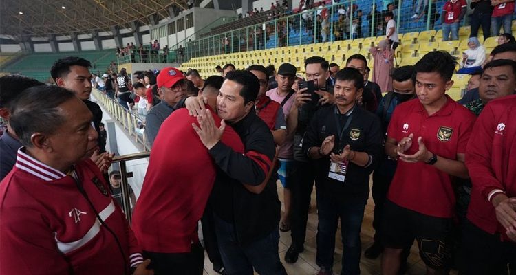 Peluk hangat Erick Thohir dan penggawa Timnas Indonesia U-20, sebelum ada keputusan dari FIFA atas pembatalan jadi tuan rumah.