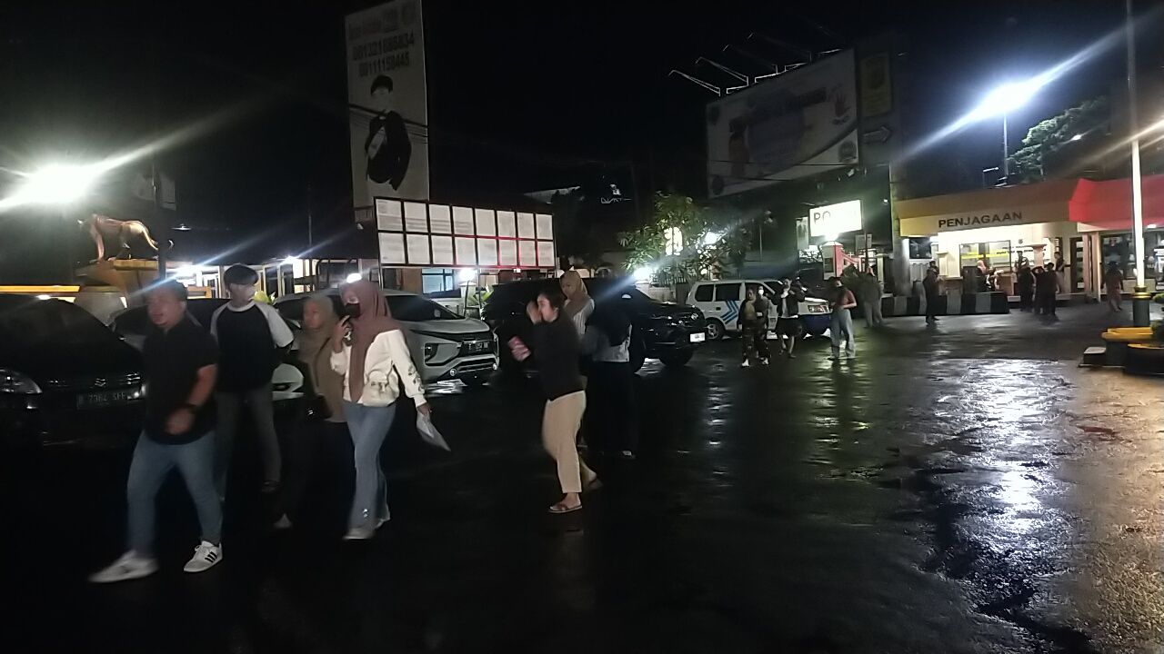 Puluhan warga mendatangi Mapolres Sukabumi Kota akibat tertipu arisan dan investasi bodong.