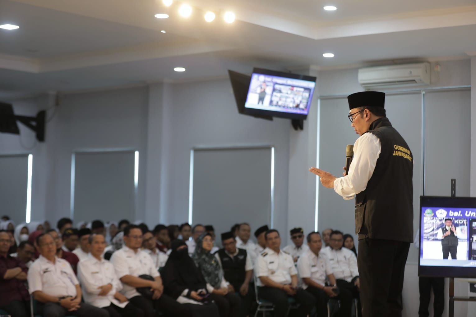 Gubernur Jawa Barat Ridwan Kamil menyapa perwakilan pelajar SMA/SMK/SLB se-Kota Bekasi di SMK Negeri 2, Kota Bekasi, Rabu (29/3/2023).