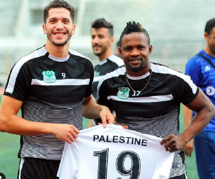 Pemain internasional Palestina Mahmoud Wadi sangat ingin mendedikasikan kaos tim nasionalnya untuk sesama striker Nigeria Austin Amoto, yang membuatnya sangat senang menerima kaos dengan nomor 19, nomor yang dikenakan Wadi dari tim nasional Palestina alias tim Al-Fadayin