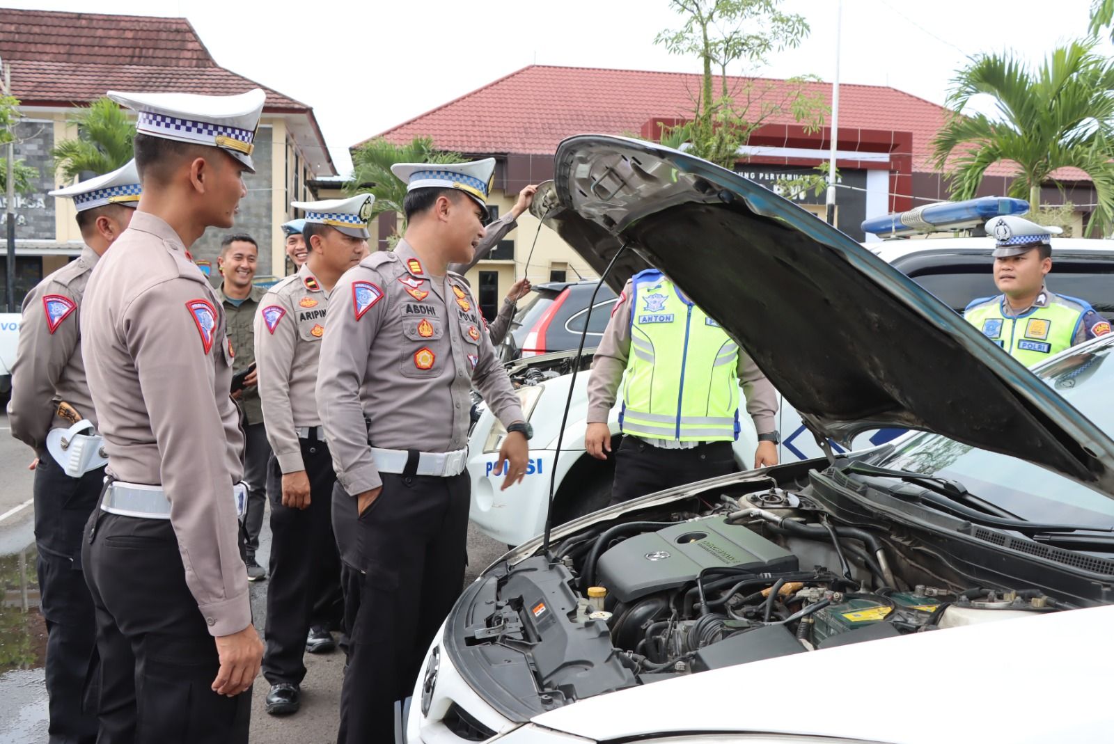 memantafkan Oprasi Ketupat Lodaya 2023 seluruh kendaraan dinas Polres Tasikmalaya di cek 