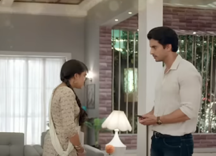 Imlie meminta Aditya untuk membiarkannya bicara dengan ibunya