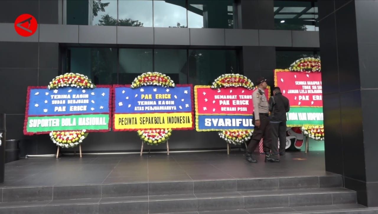 Suasana halaman kantor PSSI yang dipenuhi karangan bunga yang merupakan ekspresi dari kekecewaan masyarakat terhadap dicoretnya Indonesia oleh FIFA sebagai tuan rumah Piala Dunia U20.
