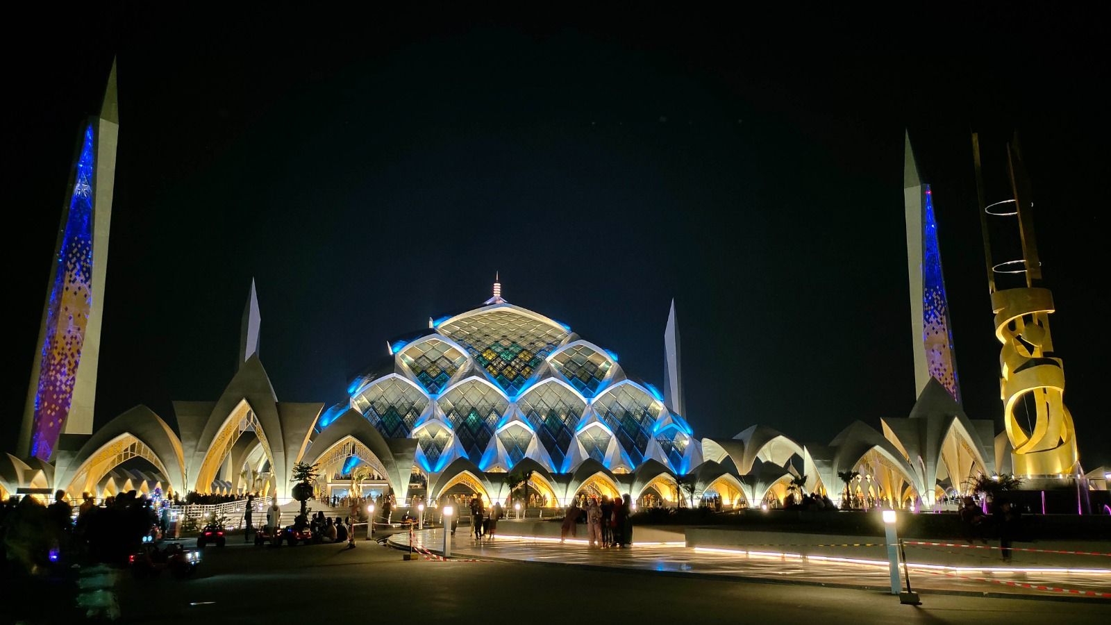 Suasana malam hari di Masjid Raya Al-Jabbar, Kota Bandung