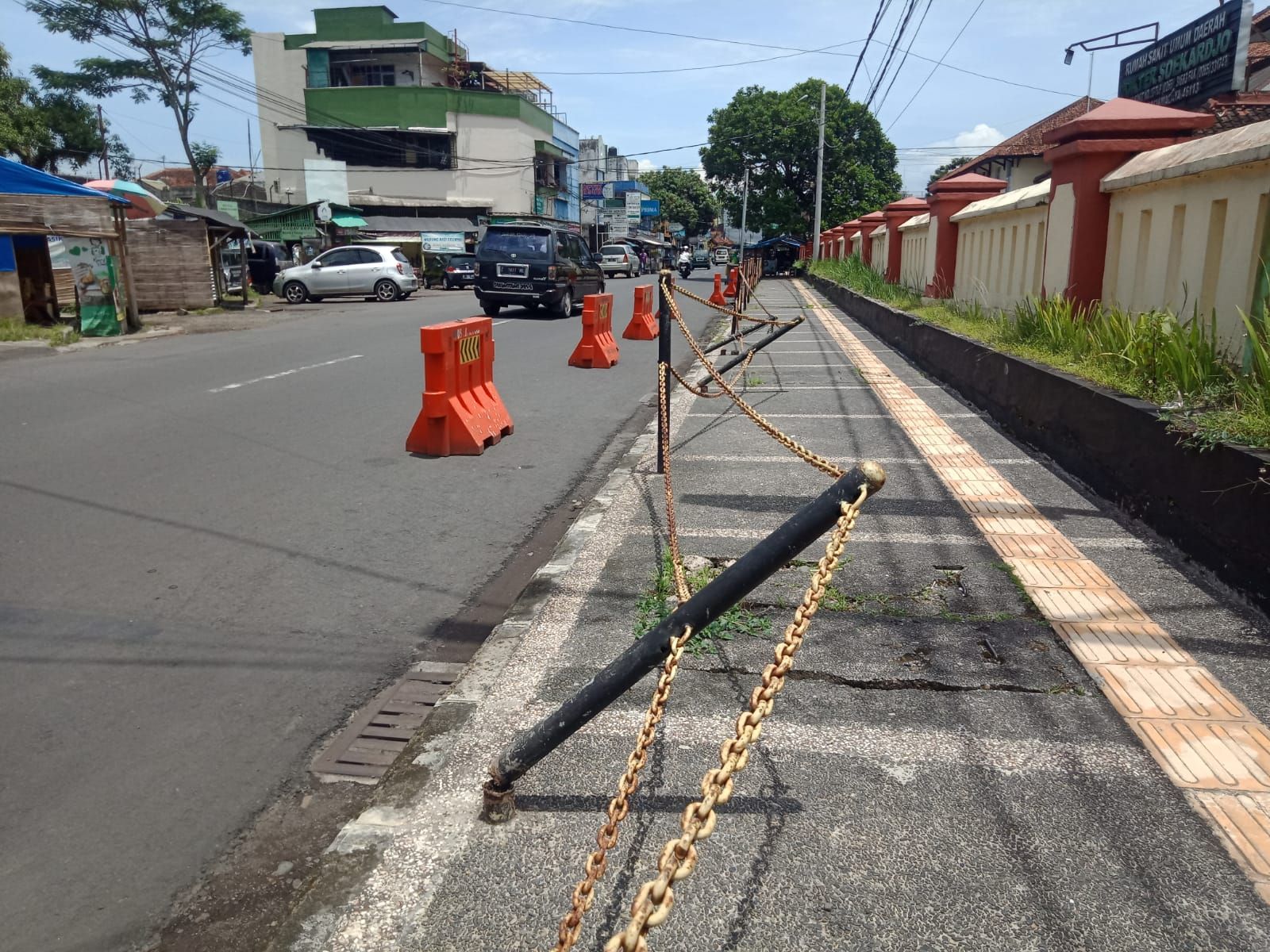 Tiang trotoar RSUD dr Soekardjo Kota Tasikmalaya rusak menghalangi sebagian jalan