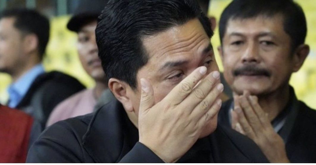 Ketua Umum PSSI Erick Thohir mengusap air matanya setelah mendengar keputusan dari Presiden FIFA Gianni Infantino.