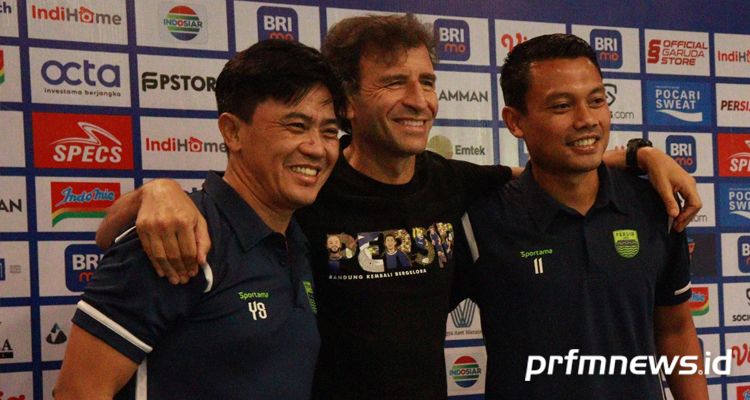 Luis Milla (tengah) seusai memberikan keterangan pers jelang melawan Persija Jakarta di Graha Persib Kamis, 30 Maret 2023.