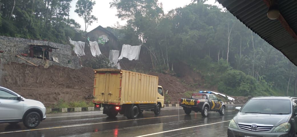 Sehari usai longsor susulan di Dusun Ngebong, Desa Pingit, Kecamatan Pringsurat, Kabupaten Temanggung yang sempat menutup akses jalan nasional Magelang-Semarang, kini arus lalu lintas kendaraan telah kembali normal.