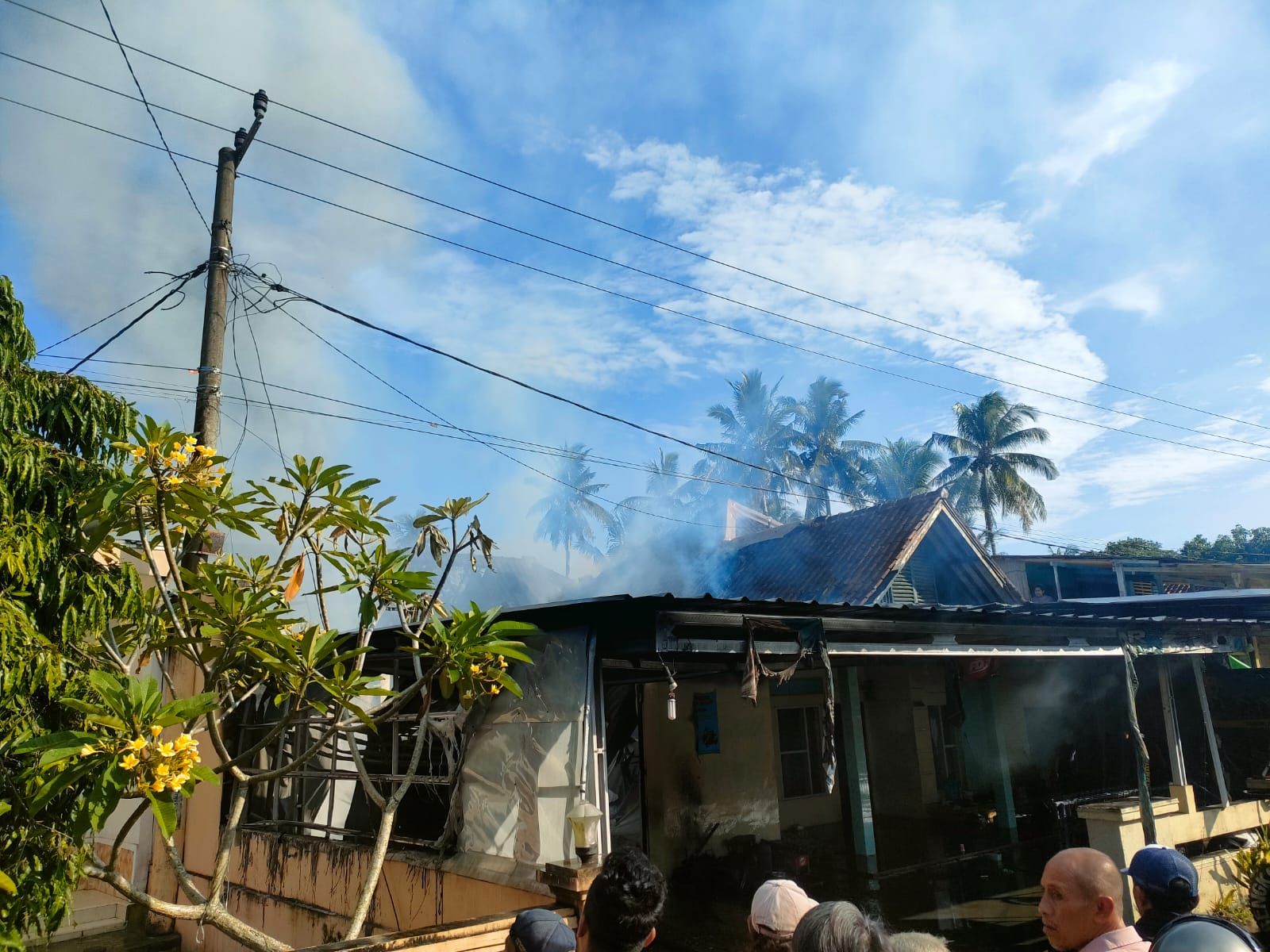 Kebakaran rumah dan bengkel di Kecamatan Cijulang Kabupaten Pangandaran.*kabar-priangan.com*/Kiki M 