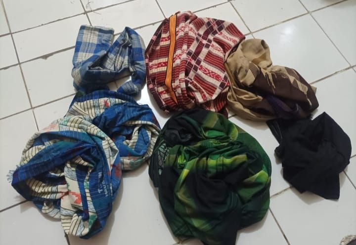 Sarung milik tujuh remaja jadi barang bukti yang disita di Mako Polsek Langensari, Kota Banjar, Kamis 30 Maret 2023.*/kabar-priangan.com/D. Iwan