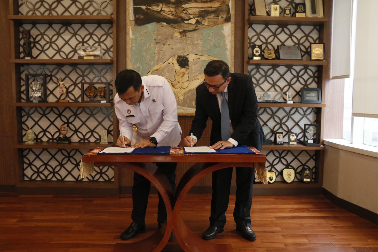 Direktorat Jenderal Imigrasi dan VFS Global Group saat menandatangani kesepakatan kerjasama. 