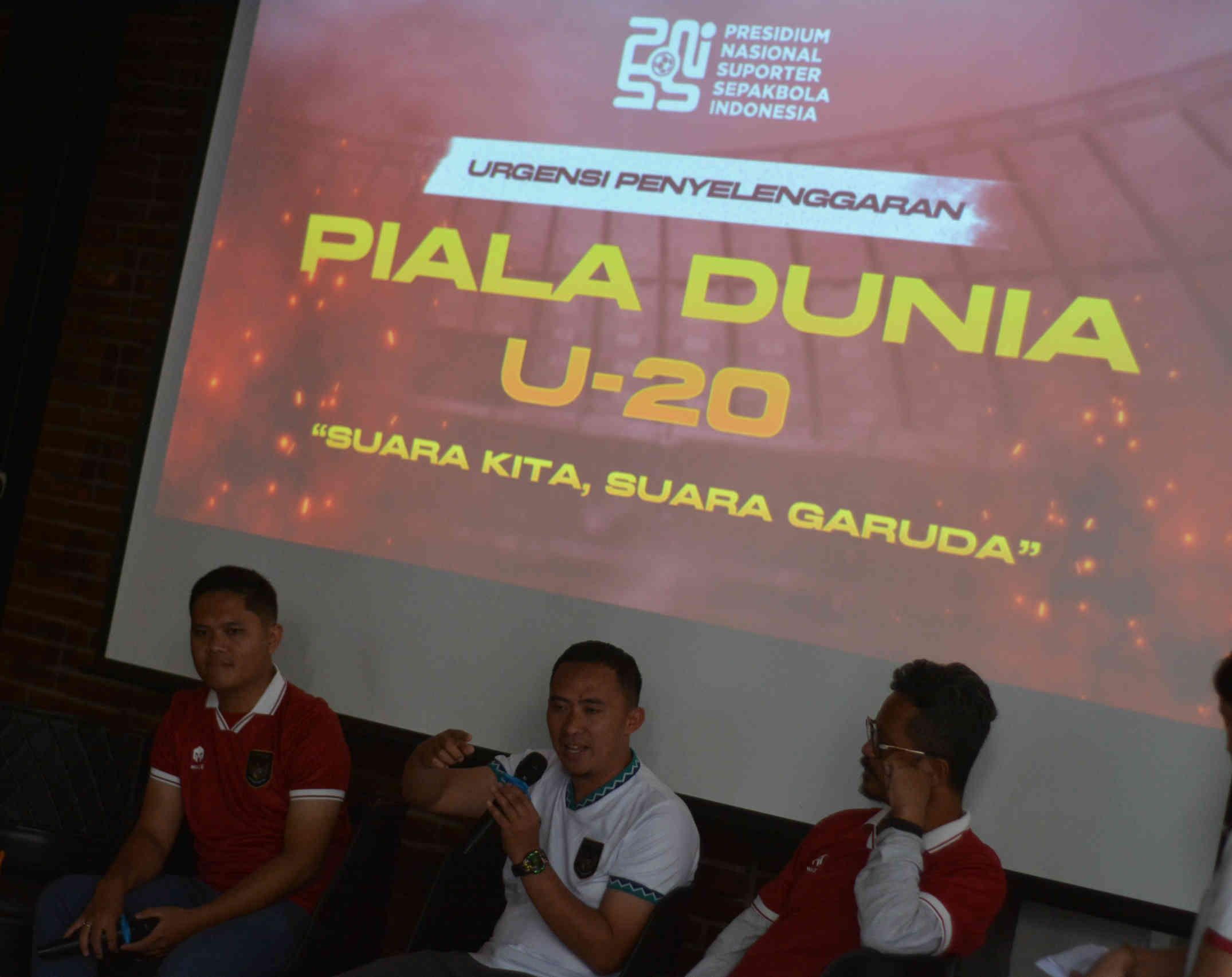 diskusi yang diselenggarakan Presidium Nasional Suporter Sepakbola Indonesia di Café District Dago And Resto, Rabu (29/03/2023).