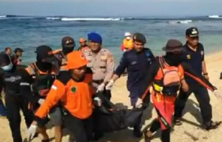 Tim SAR Gabungan berhasil menemukan jasad wisatawan asak Bogor yang hilang usai terseret ombak di Pantai Pasir Putih Sukabumi, Rabu 29 Maret 2023.
